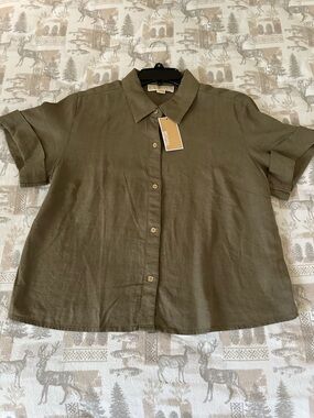 Michael Kors Olive Button-Front Short-Sleeve Shirt. Size M. NWT